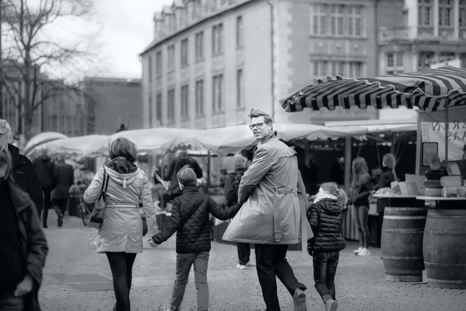Image Motiv Markt mit Familie - Schomburg · Rother · Schumacher