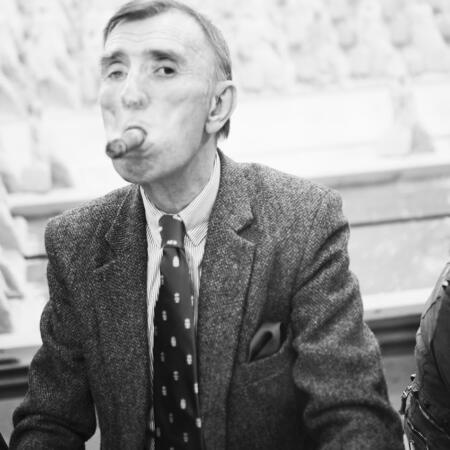 Psychologie und Portrait. Portrait eines Herren in Anzug mit Zigarre im Mund