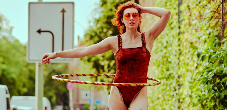 cooles Hula-Hoop Fashion Editorial Muriel la Roja