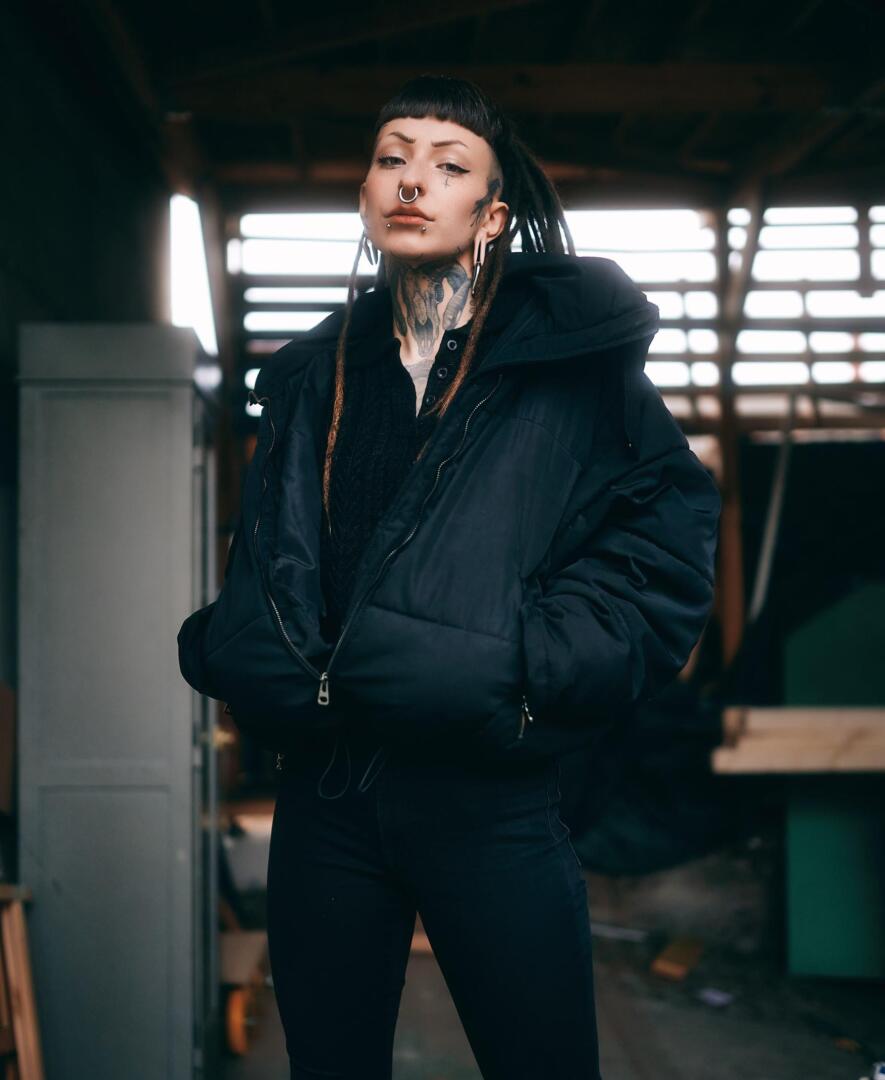 Elli in the shed - Lifestyle / Streetstyle Fashion Shoot