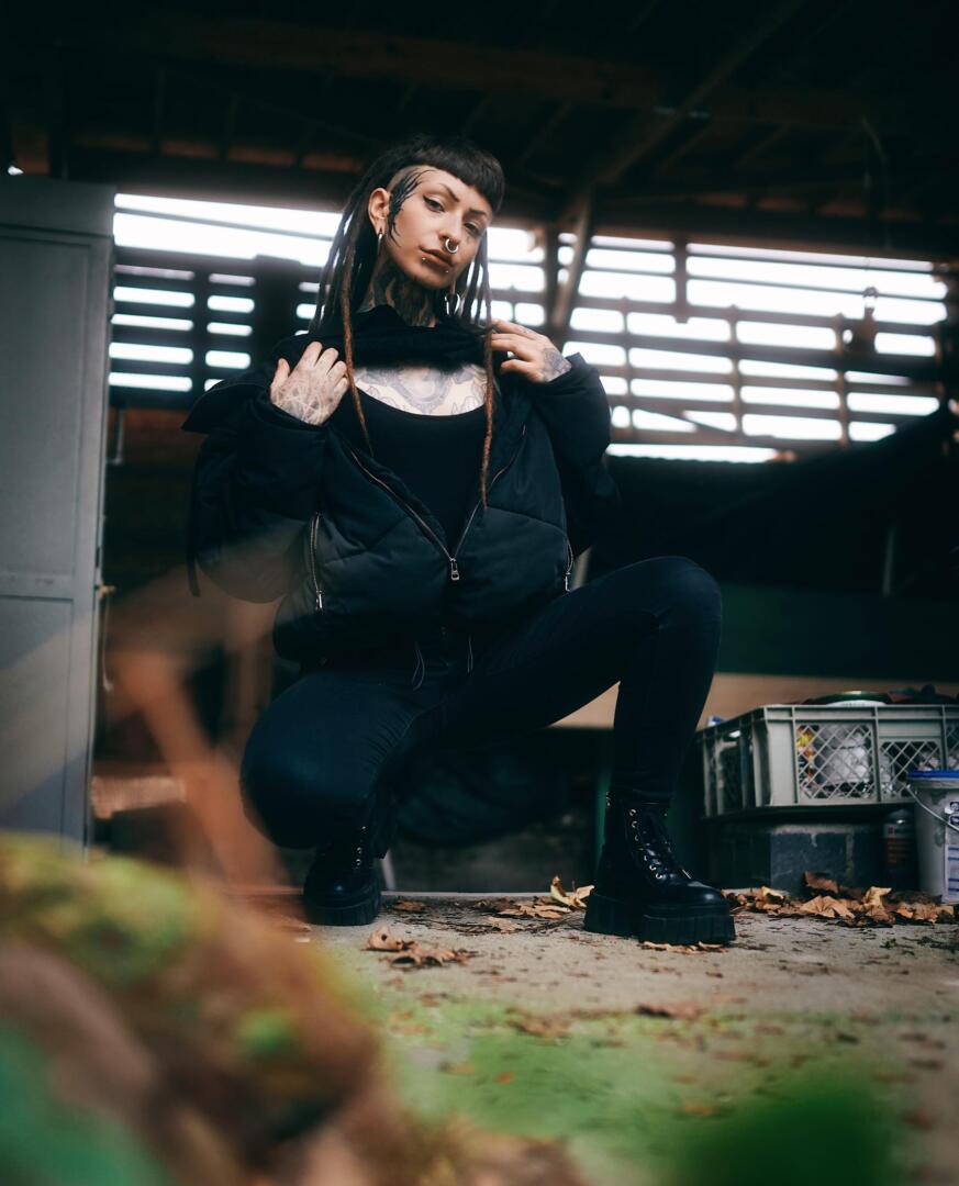 Elli in the shed - Streetstyle Photoshoot